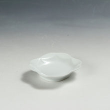 Load image into Gallery viewer, お買い得食器 泰山白磁 七宝縁 菱形小皿 1客 未使用高級和食器 和食器 日本料理 おしゃれな器 現代工藝/伝統工芸工房 デッドストック 陶芸 陶磁器 古陶磁 porcelain, 高級料亭,レストラン食器 dbsy15315
