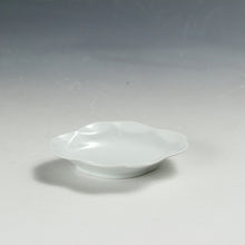 Load image into Gallery viewer, お買い得食器 泰山白磁 七宝縁 菱形小皿 1客 未使用高級和食器 和食器 日本料理 おしゃれな器 現代工藝/伝統工芸工房 デッドストック 陶芸 陶磁器 古陶磁 porcelain, 高級料亭,レストラン食器 dbsy15315
