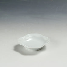 Load image into Gallery viewer, お買い得食器 泰山白磁 七宝縁 菱形小皿 1客 未使用高級和食器 和食器 日本料理 おしゃれな器 現代工藝/伝統工芸工房 デッドストック 陶芸 陶磁器 古陶磁 porcelain, 高級料亭,レストラン食器 dbsy15315
