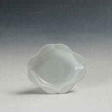 Load image into Gallery viewer, お買い得食器 泰山白磁 七宝縁 菱形小皿 1客 未使用高級和食器 和食器 日本料理 おしゃれな器 現代工藝/伝統工芸工房 デッドストック 陶芸 陶磁器 古陶磁 porcelain, 高級料亭,レストラン食器 dbsy15315
