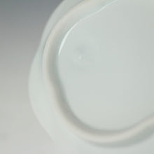 Load image into Gallery viewer, お買い得食器 泰山白磁 七宝縁 菱形小皿 1客 未使用高級和食器 和食器 日本料理 おしゃれな器 現代工藝/伝統工芸工房 デッドストック 陶芸 陶磁器 古陶磁 porcelain, 高級料亭,レストラン食器 dbsy15315
