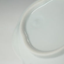 Load image into Gallery viewer, お買い得食器 泰山白磁 七宝縁 菱形小皿 1客 未使用高級和食器 和食器 日本料理 おしゃれな器 現代工藝/伝統工芸工房 デッドストック 陶芸 陶磁器 古陶磁 porcelain, 高級料亭,レストラン食器 dbsy15315
