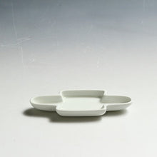 Load image into Gallery viewer, お買い得　有田焼｜Arita ware(佐賀) 白磁 カスミ形 小皿 1客 未使用高級和食器　懐石道具 和食器 抹茶 tea chado ware おしゃれな器 現代工藝作家/伝統工芸工房 デッドストック used 陶芸 陶磁器 古陶磁 porcelain, 高級料亭,レストラン食器茶事/茶会道具 art piece dbsy15365
