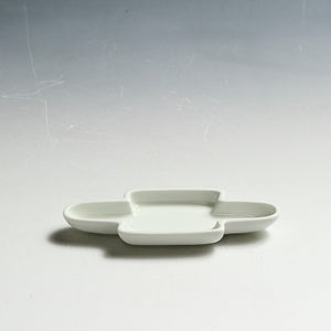 お買い得　有田焼｜Arita ware(佐賀) 白磁 カスミ形 小皿 1客 未使用高級和食器　懐石道具 和食器 抹茶 tea chado ware おしゃれな器 現代工藝作家/伝統工芸工房 デッドストック used 陶芸 陶磁器 古陶磁 porcelain, 高級料亭,レストラン食器茶事/茶会道具 art piece dbsy15365