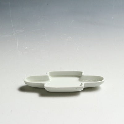 お買い得　有田焼｜Arita ware(佐賀) 白磁 カスミ形 小皿 1客 未使用高級和食器　懐石道具 和食器 抹茶 tea chado ware おしゃれな器 現代工藝作家/伝統工芸工房 デッドストック used 陶芸 陶磁器 古陶磁 porcelain, 高級料亭,レストラン食器茶事/茶会道具 art piece dbsy15365
