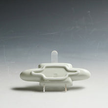 Load image into Gallery viewer, お買い得　有田焼｜Arita ware(佐賀) 白磁 カスミ形 小皿 1客 未使用高級和食器　懐石道具 和食器 抹茶 tea chado ware おしゃれな器 現代工藝作家/伝統工芸工房 デッドストック used 陶芸 陶磁器 古陶磁 porcelain, 高級料亭,レストラン食器茶事/茶会道具 art piece dbsy15365
