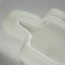 Load image into Gallery viewer, お買い得　有田焼｜Arita ware(佐賀) 白磁 カスミ形 小皿 1客 未使用高級和食器　懐石道具 和食器 抹茶 tea chado ware おしゃれな器 現代工藝作家/伝統工芸工房 デッドストック used 陶芸 陶磁器 古陶磁 porcelain, 高級料亭,レストラン食器茶事/茶会道具 art piece dbsy15365

