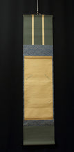 Load image into Gallery viewer, 千家十職 表具師 奥村吉兵衛 竹屋町裂水紋緞子 色紙掛 その他掛軸 共箱 JY2145
