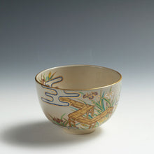 Load image into Gallery viewer, 桃山窯 手塚玉堂 ｜TEDUKA Gyokudo 清水焼 色絵八橋絵 茶碗 共箱 dbsy15785-g
