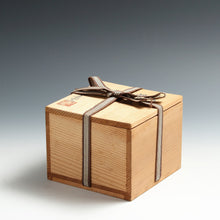 Load image into Gallery viewer, 桃山窯 手塚玉堂 ｜TEDUKA Gyokudo 清水焼 色絵八橋絵 茶碗 共箱 dbsy15785-g
