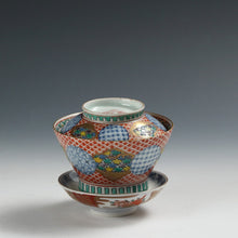Load image into Gallery viewer, 伊万里 銘；「大清乾隆」｜IMARI手描き赤絵金彩地紋花尽し絵 見立て蓋碗 瓶台添 dbsy15861-b
