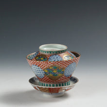 Load image into Gallery viewer, 伊万里 銘；「大清乾隆」｜IMARI手描き赤絵金彩地紋花尽し絵 見立て蓋碗 瓶台添 dbsy15861-b
