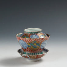 Load image into Gallery viewer, 伊万里 銘；「大清乾隆」｜IMARI手描き赤絵金彩地紋花尽し絵 見立て蓋碗 瓶台添 dbsy15861-b
