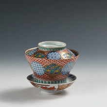 Load image into Gallery viewer, 伊万里 銘；「大清乾隆」｜IMARI手描き赤絵金彩地紋花尽し絵 見立て蓋碗 瓶台添 dbsy15861-b
