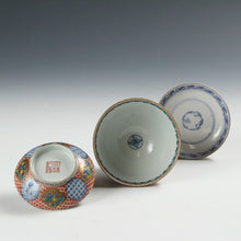 Load image into Gallery viewer, 伊万里 銘；「大清乾隆」｜IMARI手描き赤絵金彩地紋花尽し絵 見立て蓋碗 瓶台添 dbsy15861-b
