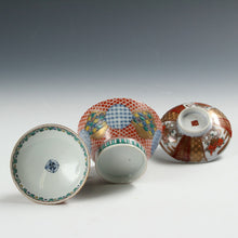 Load image into Gallery viewer, 伊万里 銘；「大清乾隆」｜IMARI手描き赤絵金彩地紋花尽し絵 見立て蓋碗 瓶台添 dbsy15861-b
