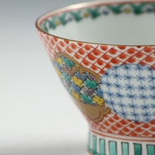 Load image into Gallery viewer, 伊万里 銘；「大清乾隆」｜IMARI手描き赤絵金彩地紋花尽し絵 見立て蓋碗 瓶台添 dbsy15861-b
