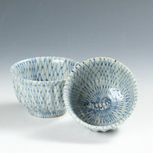 將圖片載入圖庫檢視器 お買い得食器 在銘；「紫」手描き染付 網手川魚文 向付/ 汲出1客 小服茶碗にも dbsy15921-ミ5
