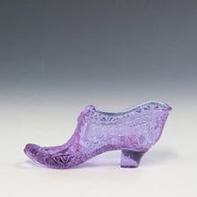 Load image into Gallery viewer, アメリカヴィンテージ BOYD｜ボイド社(USA,1978-80年代) バイオレットデイジーボタン アートガラス リボンシューズ 女の子を素敵な処へ運ぶラッキーアイテム dbsy15903-9
