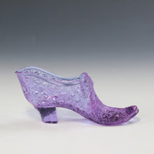 Load image into Gallery viewer, アメリカヴィンテージ BOYD｜ボイド社(USA,1978-80年代) バイオレットデイジーボタン アートガラス リボンシューズ 女の子を素敵な処へ運ぶラッキーアイテム dbsy15903-9
