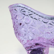 Load image into Gallery viewer, アメリカヴィンテージ BOYD｜ボイド社(USA,1978-80年代) バイオレットデイジーボタン アートガラス リボンシューズ 女の子を素敵な処へ運ぶラッキーアイテム dbsy15903-9
