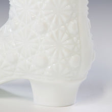 将图片加载到图库查看器，アメリカヴィンテージ BOYD｜フェントン(USA,1950-70年代) デイジーボタン ホワイトミルクガラスシューズ/ ブーツ女の子を素敵な処へ運ぶラッキーアイテム dbsy15910-9
