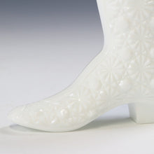 将图片加载到图库查看器，アメリカヴィンテージ BOYD｜フェントン(USA,1950-70年代) デイジーボタン ホワイトミルクガラスシューズ/ ブーツ女の子を素敵な処へ運ぶラッキーアイテム dbsy15910-9
