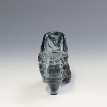 Load image into Gallery viewer, アメリカヴィンテージ FENTON｜フェントン(USA,1950-70年代) スモークデイジーボタン アートガラス キャットシューズ 女の子を素敵な処へ運ぶラッキーアイテム dbsy15887-9
