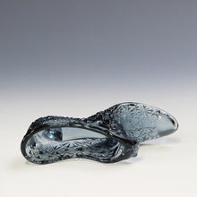 Load image into Gallery viewer, アメリカヴィンテージ FENTON｜フェントン(USA,1950-70年代) スモークデイジーボタン アートガラス キャットシューズ 女の子を素敵な処へ運ぶラッキーアイテム dbsy15887-9
