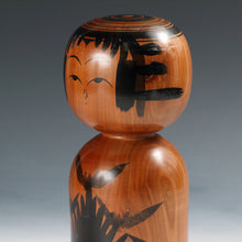 将图片加载到图库查看器，名工 新山久城｜NIIYAMA Hisashiro(宮城, 1942-2008) 弥治郎系 ちと型 こけし 26.5㎝ (イ) dbsy15939-s
