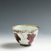 Load image into Gallery viewer, 現代工芸作家 末松喜弘｜SUEMATSU Yoshihiro(大阪, 1942- ) 辰砂葡萄文 茶碗 共箱 dbsy16003-j
