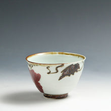 Load image into Gallery viewer, 現代工芸作家 末松喜弘｜SUEMATSU Yoshihiro(大阪, 1942- ) 辰砂葡萄文 茶碗 共箱 dbsy16003-j
