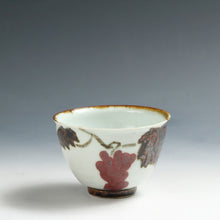 Load image into Gallery viewer, 現代工芸作家 末松喜弘｜SUEMATSU Yoshihiro(大阪, 1942- ) 辰砂葡萄文 茶碗 共箱 dbsy16003-j
