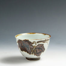Load image into Gallery viewer, 現代工芸作家 末松喜弘｜SUEMATSU Yoshihiro(大阪, 1942- ) 辰砂葡萄文 茶碗 共箱 dbsy16003-j
