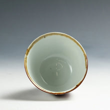 Load image into Gallery viewer, 現代工芸作家 末松喜弘｜SUEMATSU Yoshihiro(大阪, 1942- ) 辰砂葡萄文 茶碗 共箱 dbsy16003-j
