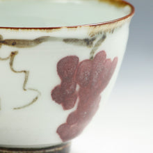 Load image into Gallery viewer, 現代工芸作家 末松喜弘｜SUEMATSU Yoshihiro(大阪, 1942- ) 辰砂葡萄文 茶碗 共箱 dbsy16003-j
