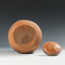 Load image into Gallery viewer, 人間国宝名品 藤原啓｜FUJUWARA Kei(岡山, 1899-1983) 備前 緋襷 水指 / 塗蓋,見立て半練(ハンネラ)用赤絵蓋 添 国立工芸館,京都国立近代美術館,等所蔵作家 共箱 dbsy16113-g
