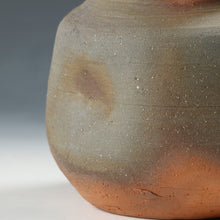 Load image into Gallery viewer, 人間国宝名品 藤原啓｜FUJUWARA Kei(岡山, 1899-1983) 備前 緋襷 水指 / 塗蓋,見立て半練(ハンネラ)用赤絵蓋 添 国立工芸館,京都国立近代美術館,等所蔵作家 共箱 dbsy16113-g
