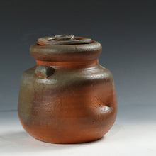 Load image into Gallery viewer, 人間国宝名品 藤原啓｜FUJUWARA Kei(岡山, 1899-1983) 備前 緋襷 水指 / 塗蓋,見立て半練(ハンネラ)用赤絵蓋 添 国立工芸館,京都国立近代美術館,等所蔵作家 共箱 dbsy16113-g
