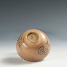 将图片加载到图库查看器，名工 二代 久楽弥助｜KYURAKU Yasuke 2nd(京都, 1807-1868) 鉄絵 七宝文 小服茶碗 木箱添 dbsy16144-b
