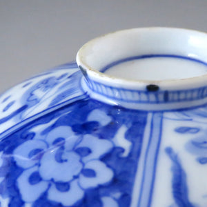 Imari (circa 1810) Blue flower dyed Chinese poetry patterned lidded bowl (J) Capacity under lid approx. 120cc dbsy7319-z