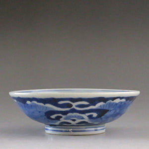 Imari (circa 1810) Blue flower dyed Chinese poetry patterned lidded bowl (N) Capacity under the lid approx. 120cc dbsy7323-z