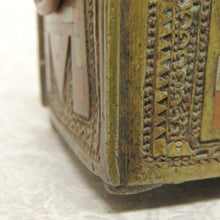 画像をギャラリービューアに読み込む, 印度銀銅象嵌 真鍮黄堂鍛金幾何学文小箱 dbsy6530-s
