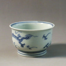 Load image into Gallery viewer, Imari Seika Four-clawed dragon with jewel dyeing Kumide tea bowl 1 customer Late Edo period (1820) Also used for pouring matcha tea dbsy10412-z
